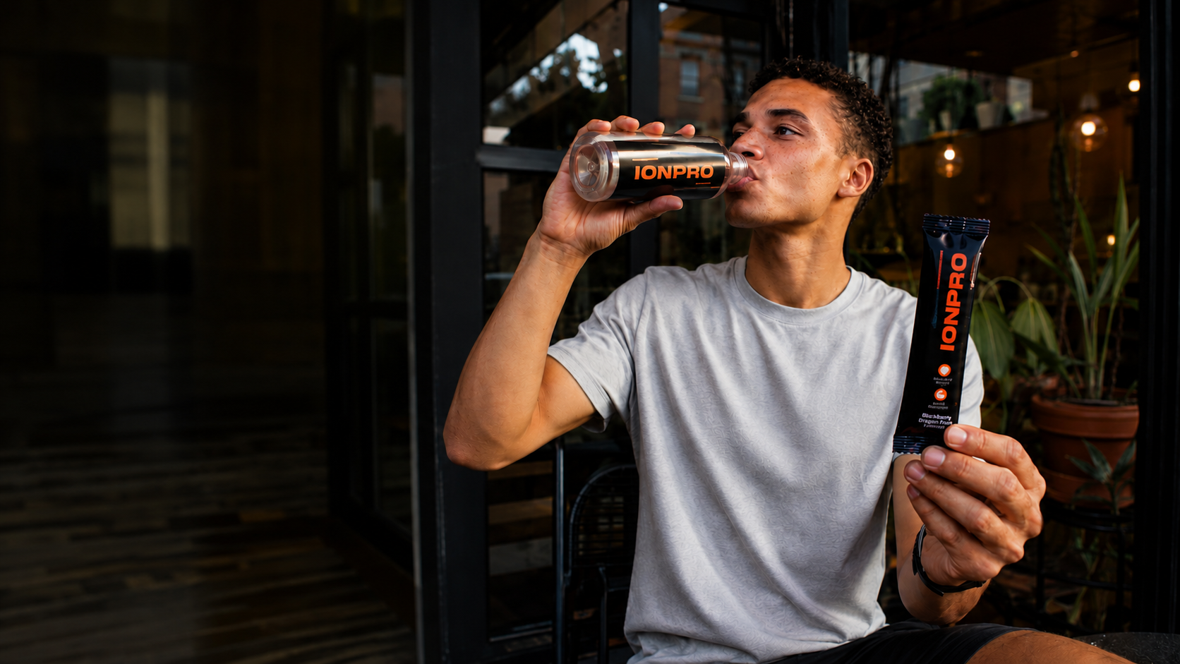Iemand die overdag hydrateert met IONPRO